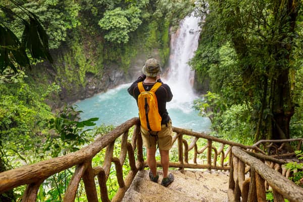 viajero en cascada de Costa Rica