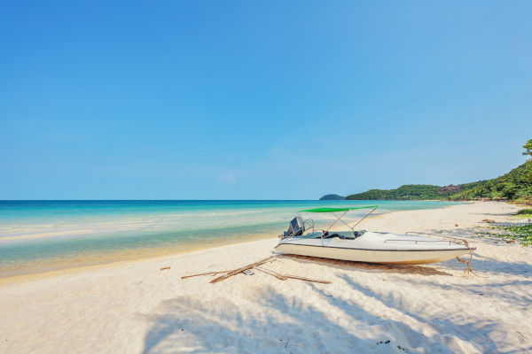 Imagen de barco aparcado en una playa tropical de la isla Phu Quoc en Vietnam.