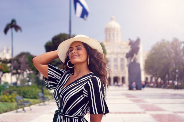 mujer turista posando en el centro de La Habana.