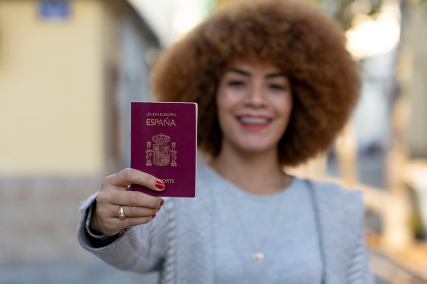 Mujer sosteniendo su pasaporte español