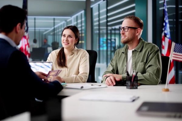 Pareja tramitando la visa de inmigrante para Estados Unidos en la Embajada.