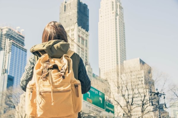Mujer de vacaciones recorriendo la ciudad de Nueva York, Estados Unidos.