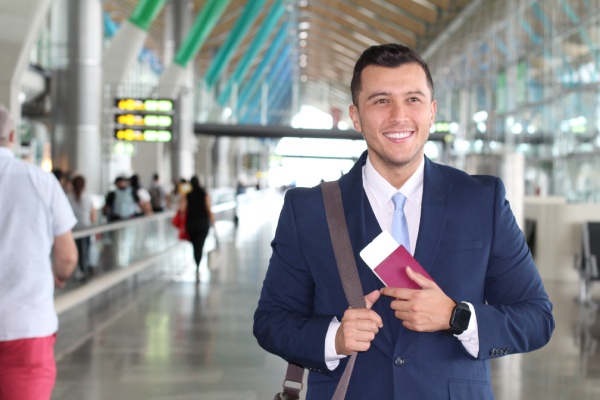 Hombre con pasaporte y papeles en el aeropuerto