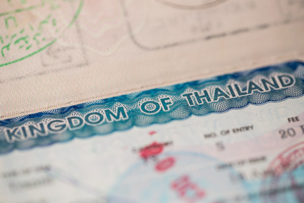 Vista de visa tailandesa sobre pasaporte.