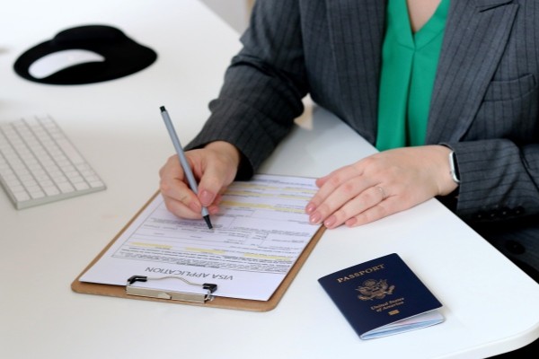 Persona que rellena un formulario de aplicación para visa, que es uno de los requisitos para visa de turista para mexicanos.