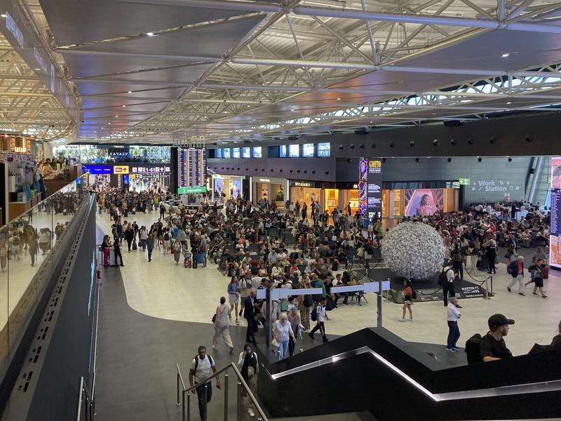 Moradores locais, turistas e viajantes no Aeroporto Internacional de Roma Fiumicino Leonardo da Vinci.