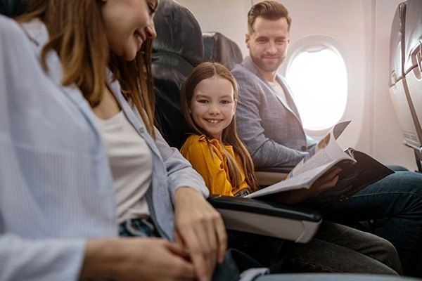 Família dentro do avião em voo doméstico.