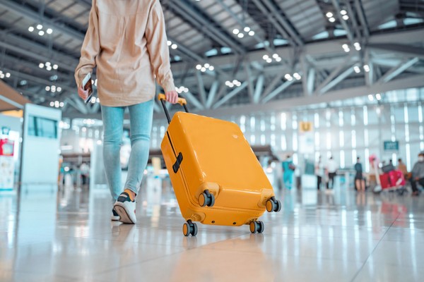 Hombre con sombrero sentado en el borde de una piscina al atardecer.