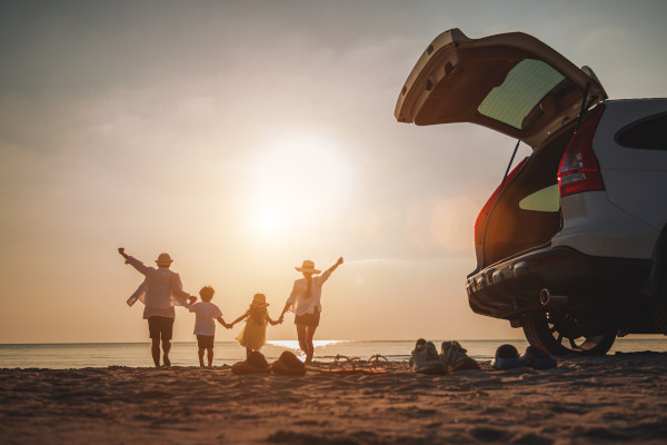 familia tipo disfrutando de una playa a la que acaban de llegar en auto