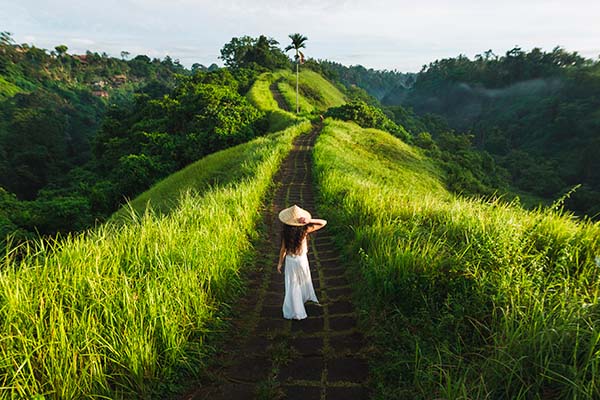 Turista en Campuhan Ridge Walk, Bali, Indonesia