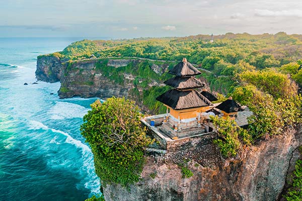 Vista aérea del templo Uluwatu, Bali, Indonesia