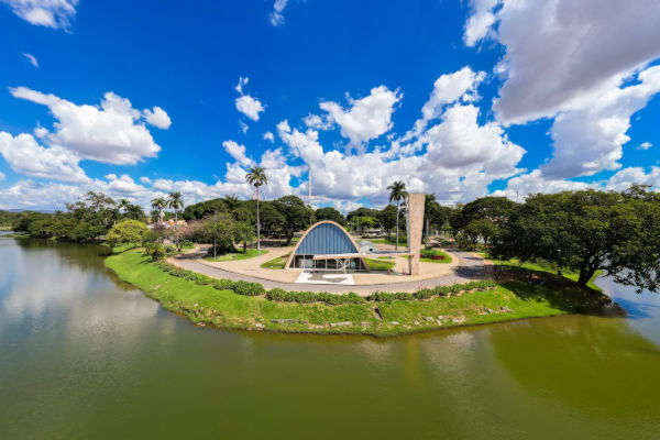 Vista de la Iglesia de San Francisco de Asís junto a la laguna de Pampulha en Belo Horizonte.