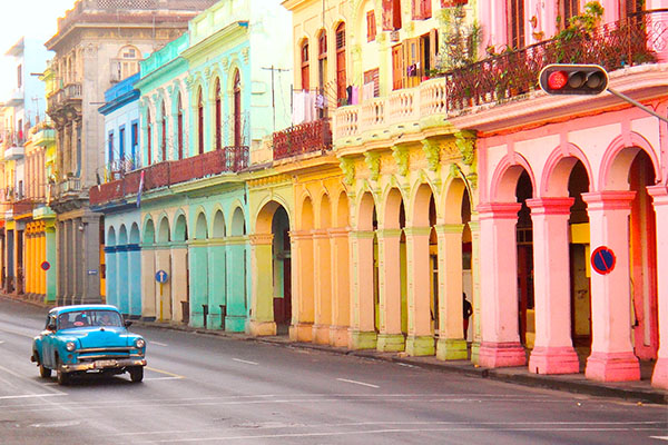 Auto clásico en calles coloridas de La Habana, Cuba