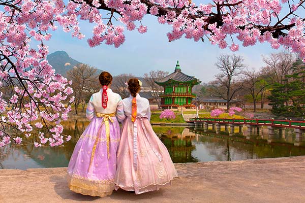 Mujeres con vestido nacional coreano en el Palacio Gyeongbokgung en Seúl, Corea del Sur