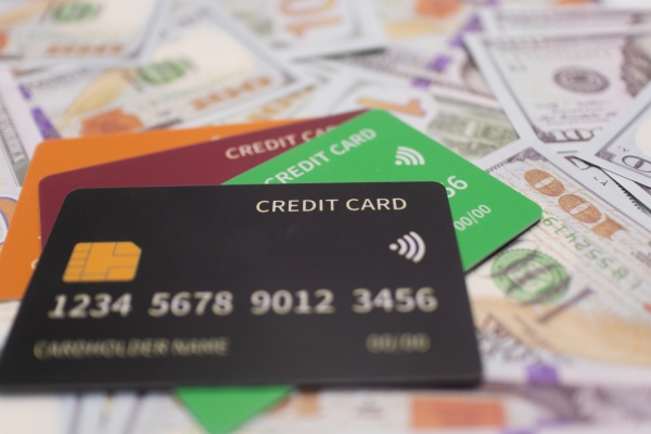 Tarjetas de crédito y dólares en efectivo para llevar al exterior por grupo familiar.
