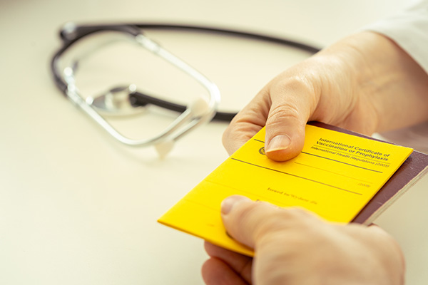 Médico entregando certificado de vacunación a paciente