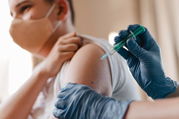 Profesional de la salud vacunando a una persona