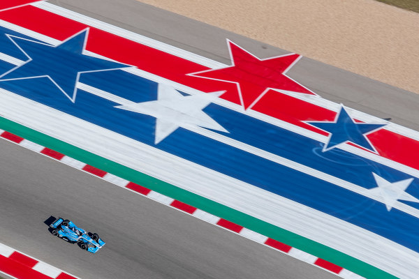 Estrellas blancas, rojas y azules en representación de la bandera de Estados Unidos como decoración a un costado de la pista en el Circuito de las Américas, Austin, Texas.