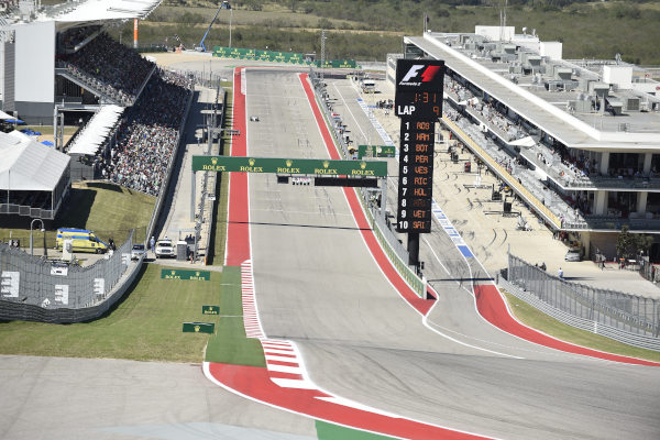 Vista del Circuito de las Américas con coches corriendo una carrera clasificatoria en Austin, Texas, Estados Unidos.