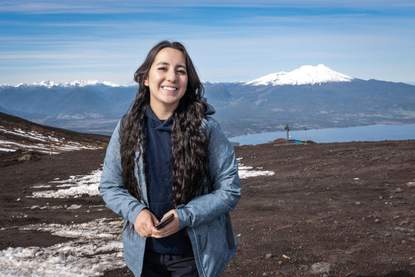 Joven viajera en las montañas de la Patagonia chilena.