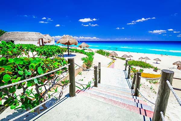 Entrada a una playa en Cancún, México