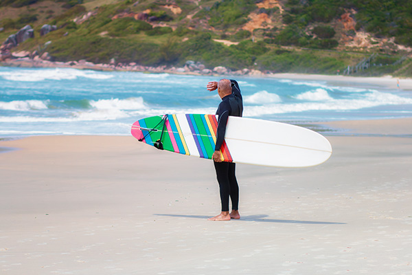 Surfista en Praia do Rosa, Santa Catarina