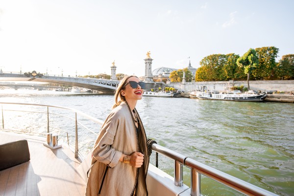 Mujer que recorre en barco el Río Sena, una de las cosas que hacer en París.