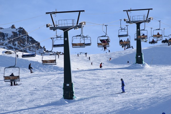 Aerosillas y personas que esquían en el Cerro Catedral, una de las cosas que hacer en Bariloche.