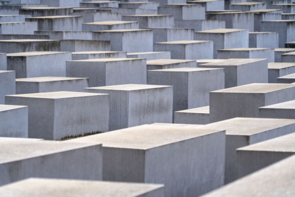 Vista del Memorial del Holocausto en Berlín, formado por bloques de concreto gris de distintas alturas.
