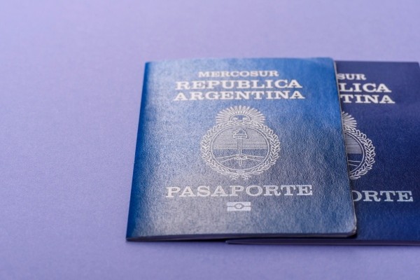 Pasaporte argentino nuevo y el anterior, ambos necesarios para renovar pasaporte argentino.