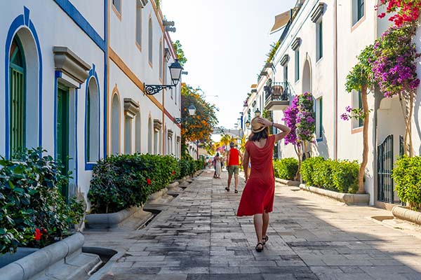 Mujer turista caminando por las calles de Mogán, Gran Canaria, España