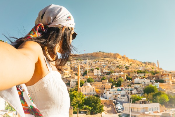 Turista argentina que cumple con los requisitos para viajar a Turquía, sacándose una selfie con la ciudad de Estambul.