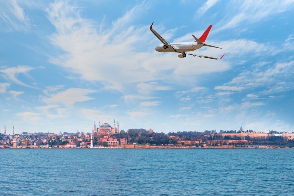 Avión llegando a la ciudad de Estambul, Turquía.