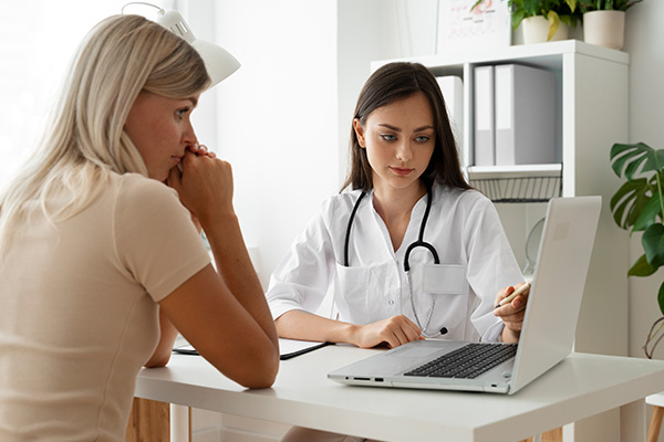 Médica con paciente en un consultorio