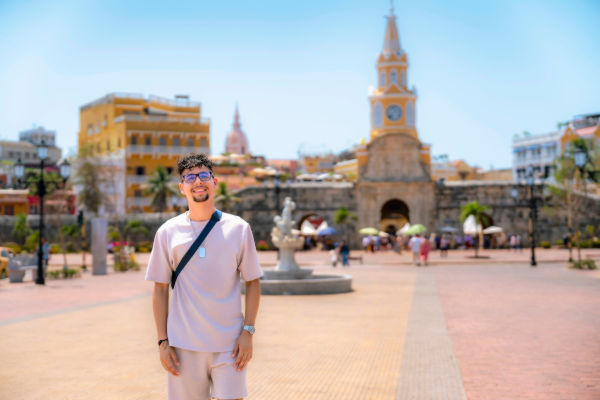 Turista argentino en Cartagena de Indias, Colombia, disfrutando del centro histórico en un día soleado.