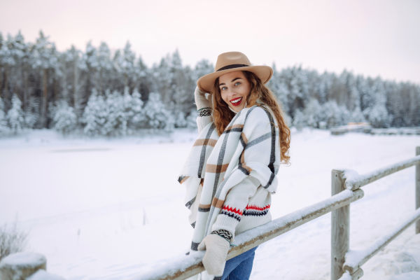 Mujer turista disfrutando la nieve durante las vacaciones de invierno de Argentina.