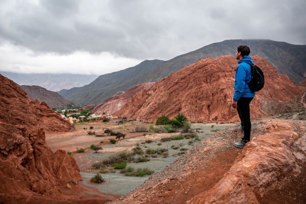 Joven de vacaciones en Purmamarca, Jujuy, Argentina.