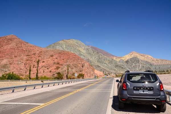 Auto en la ruta conduciendo hacia Argentina, una de las formas de cómo llegar a Argentina desde Perú.