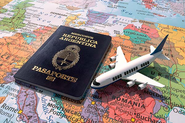 pasaporte argentino sobre un mapa de Europa y un avión de juguete