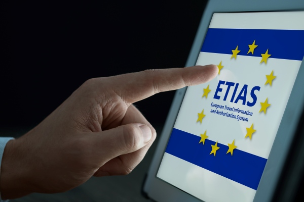 Persona que ingresa al sitio web oficial de la autorización ETIAS en una tablet.