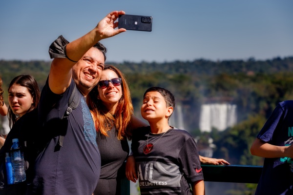 Familia que se toma una selfie en las Cataratas del Iguazú, Argentina, uno de los lugares para viajar en familia.