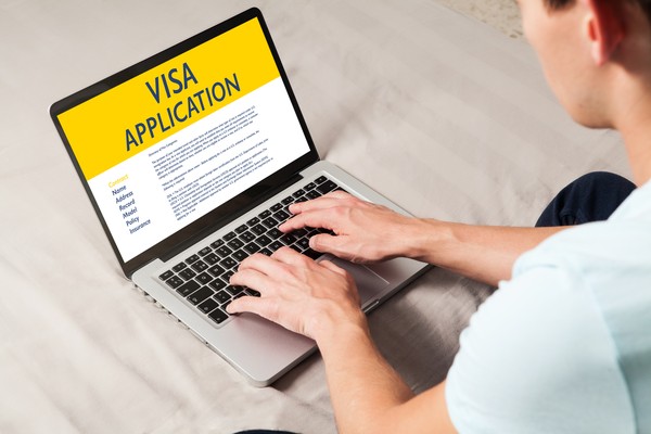 Persona que inicia el trámite para solicitar la visa de turista Australia para argentinos en una laptop.
