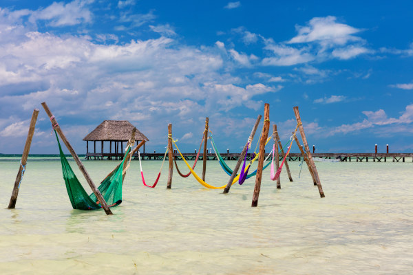 hamacas sobre el agua en la playa Punta Coco, isla de Holbox, México.