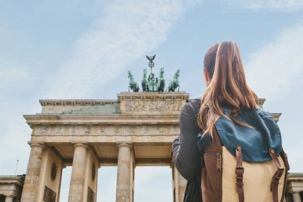 Mujer turista mirando monumento en Europa