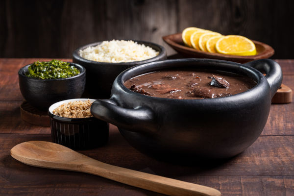 foto de una feijoada con acompañamientos.