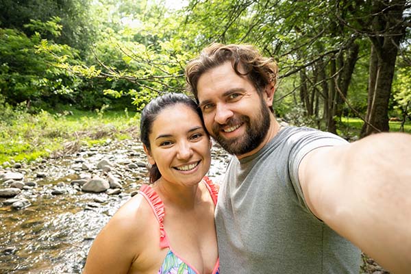 pareja de turistas en un río de Córdoba