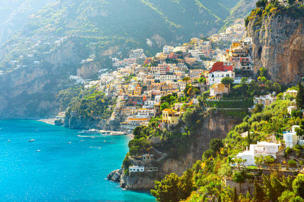 Vista de la línea costera de la ciudad de Positano, construida sobre un acantilado en la Costa Amalfitana, Italia.