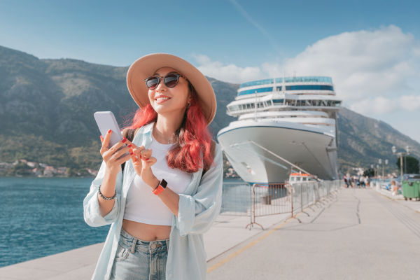 mujer joven feliz con un crucero de fondo.