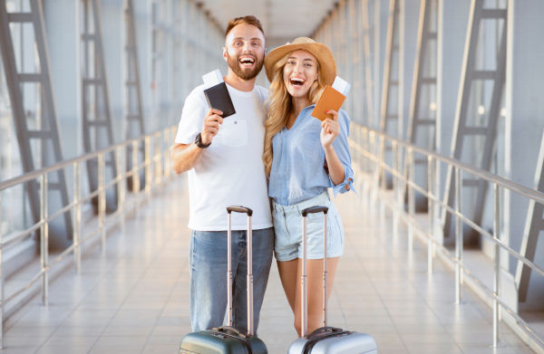 pareja de viajeros mostrando sus pasaportes