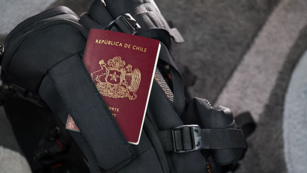pasaporte chileno sobre una mochila de viaje